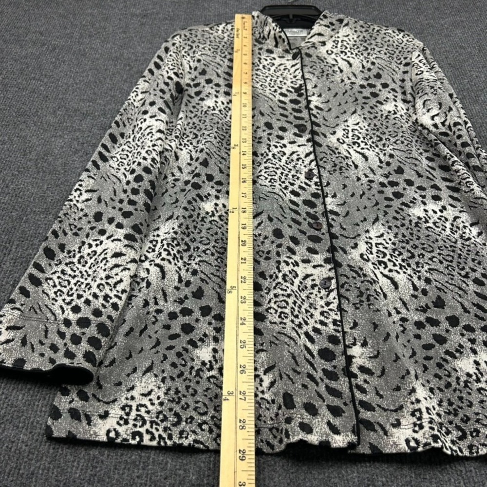 Chico's Travelers Animal Print Top LS Button Front Black Silver Gray Size 2 - Picture 10 of 12